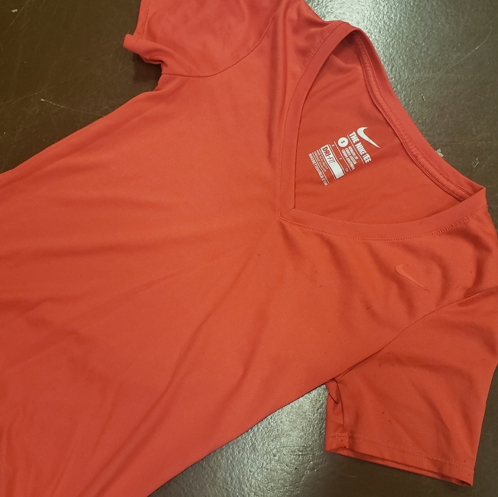 Nike "The Nike Tee" Dri-Fit T-Shirt in Scarlet (Size Small)